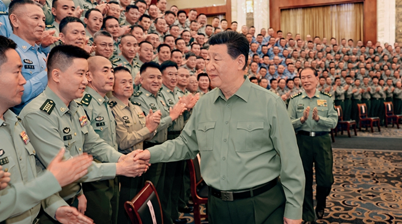 習(xí)近平在蘭州親切接見駐蘭州部隊官兵代表